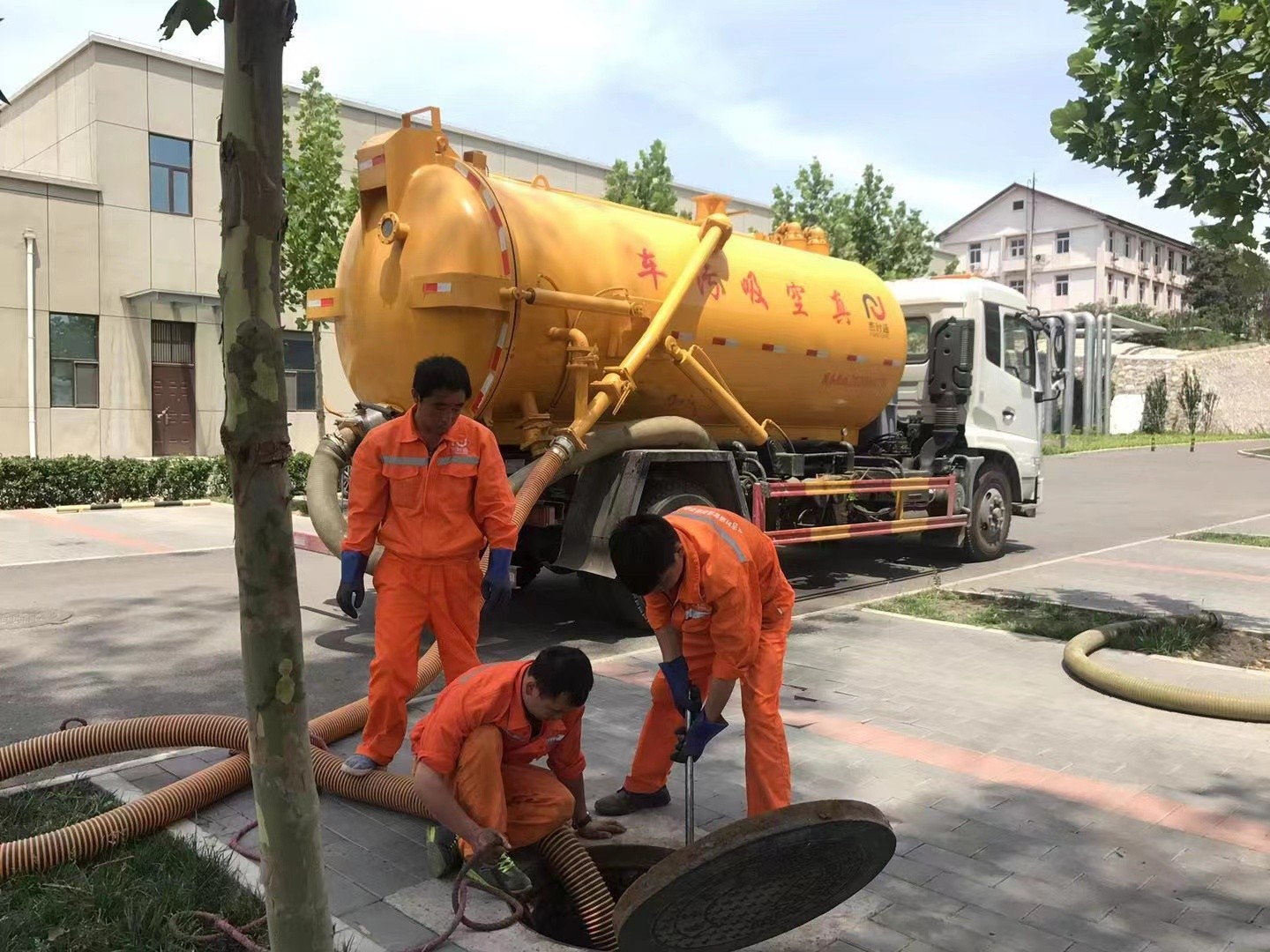 卫辉管道疏通车停在窨井附近