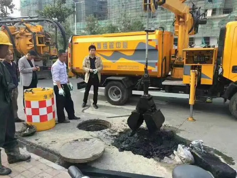 卫辉街道：网格员化身“清道夫”，为民解忧疏通“堵心”化粪池