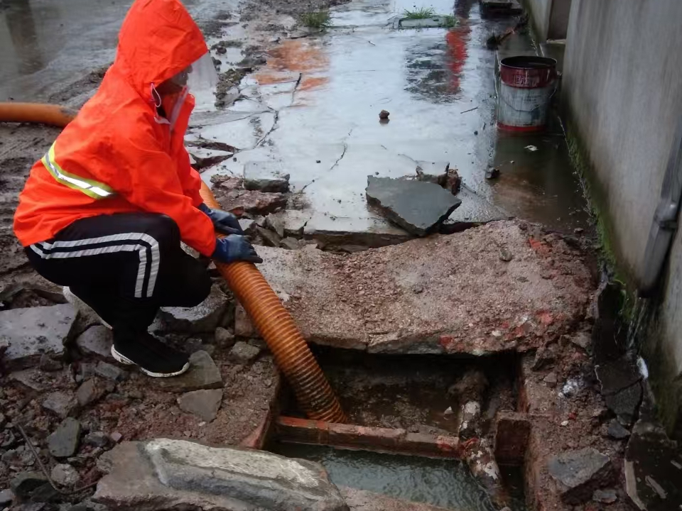 卫辉专业清理污水池 炜誉市政以规范流程守护城市 “肠道”